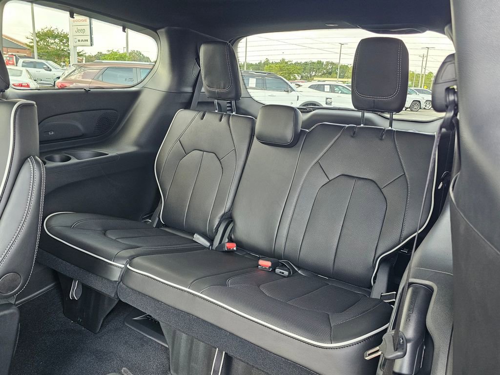 New 2026 Chrysler Pacifica Limited w/ Uconnect Theater Family Group image 28