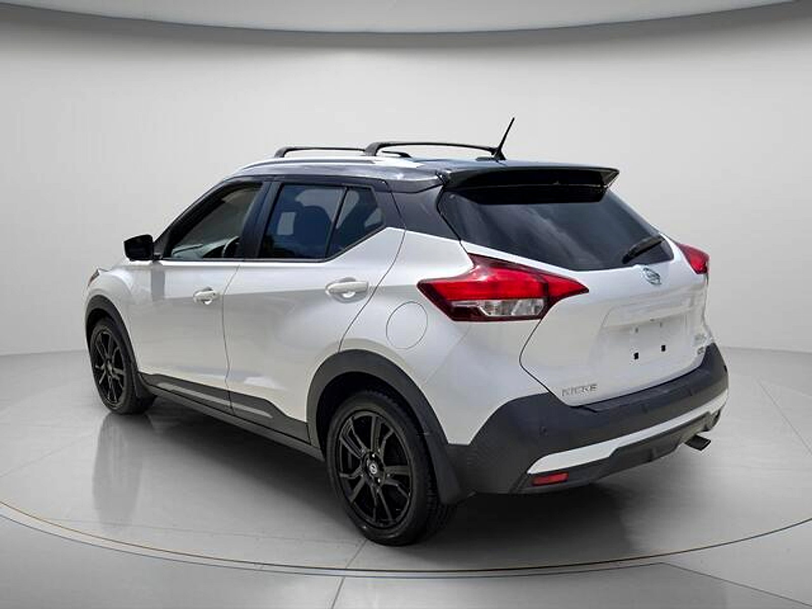 Used 2020 Nissan Kicks SR w/ Exterior Package FWD image 8