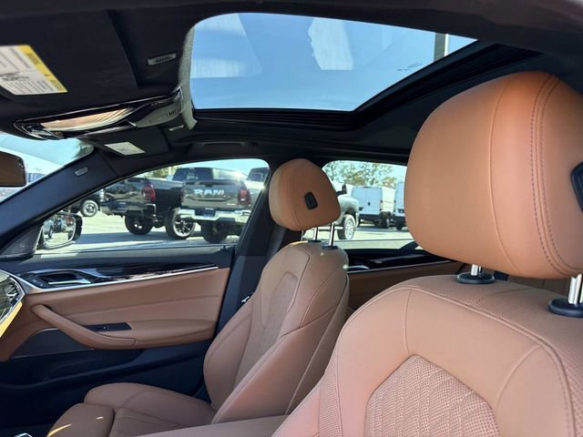 Used 2022 BMW 530e w/ Premium Package image 23