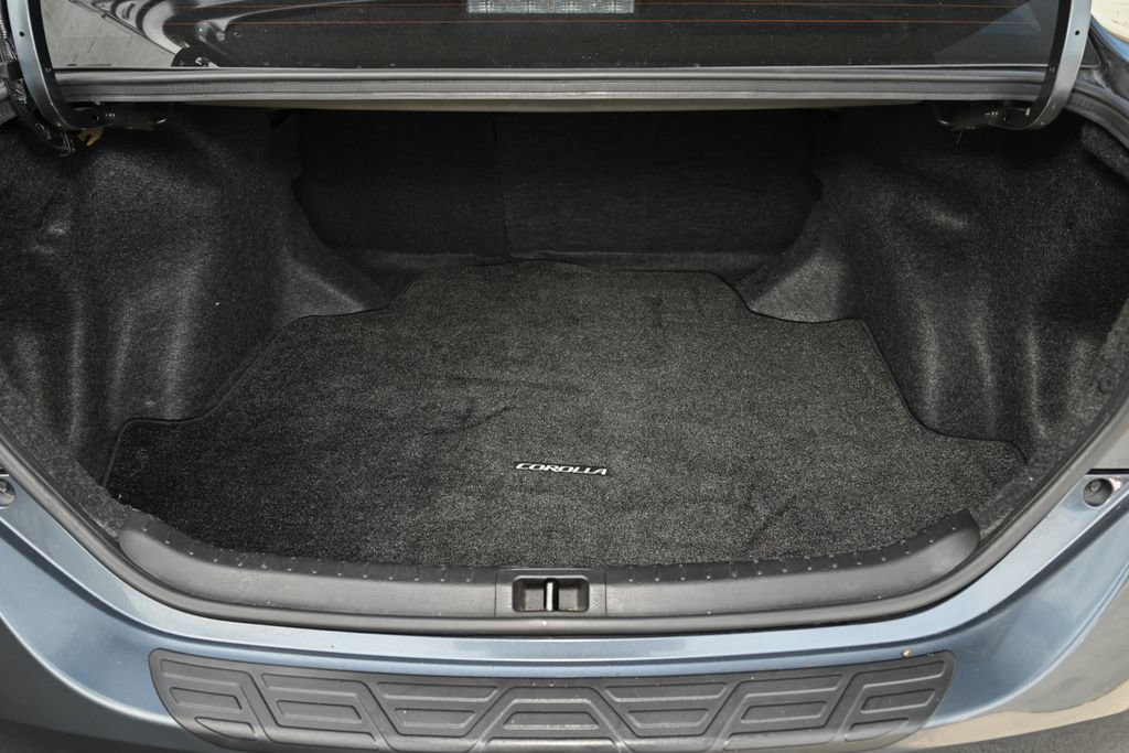 Used 2018 Toyota Corolla SE w/ Carpet Mat Package (TMS) FWD image 34