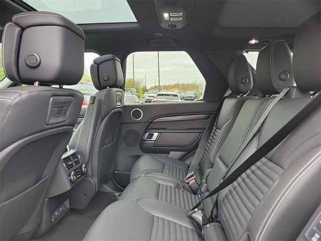 New 2025 Land Rover Discovery Metropolitan Edition AWD/4WD image 15