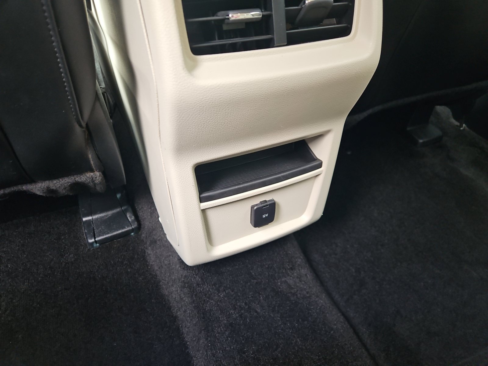 Used 2018 Ford Edge Titanium FWD image 13