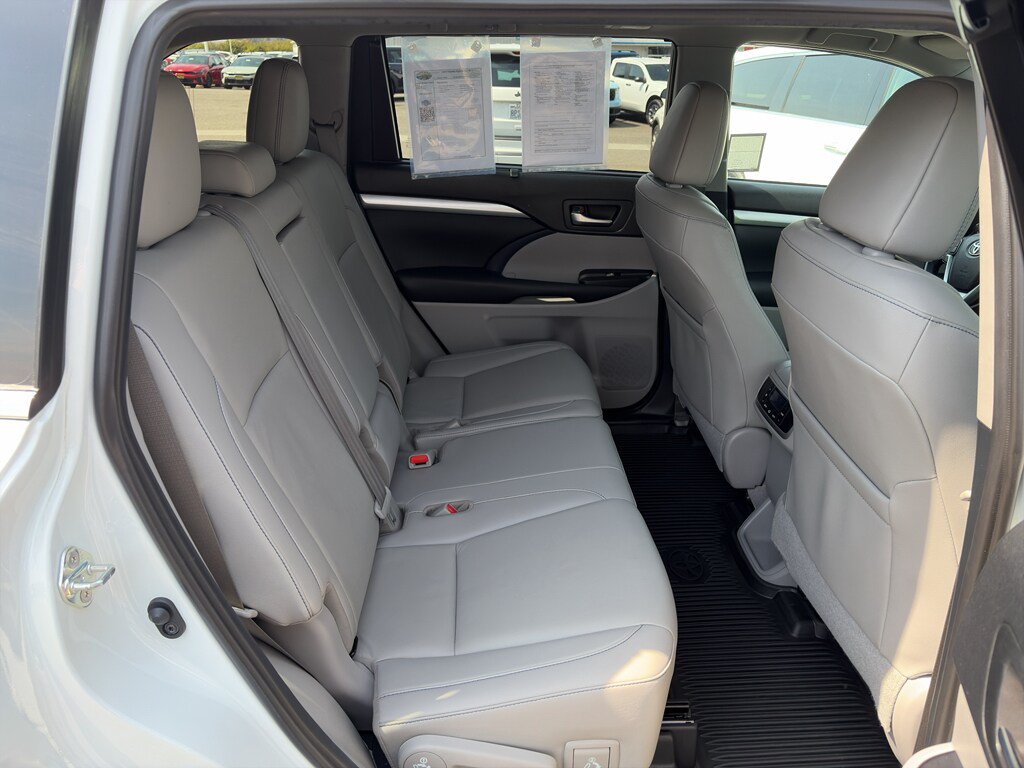 Used 2019 Toyota Highlander XLE AWD/4WD image 19