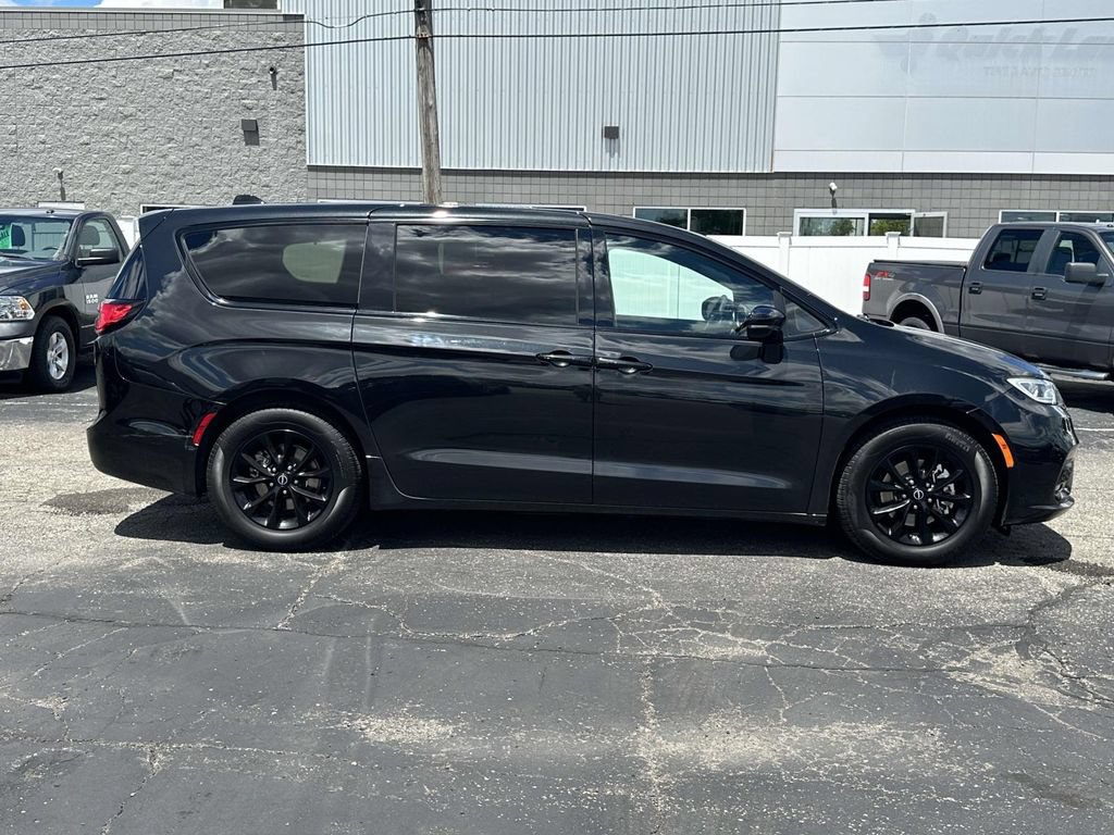 Used 2023 Chrysler Pacifica Limited w/ Uconnect Theater Family Group FWD image 2