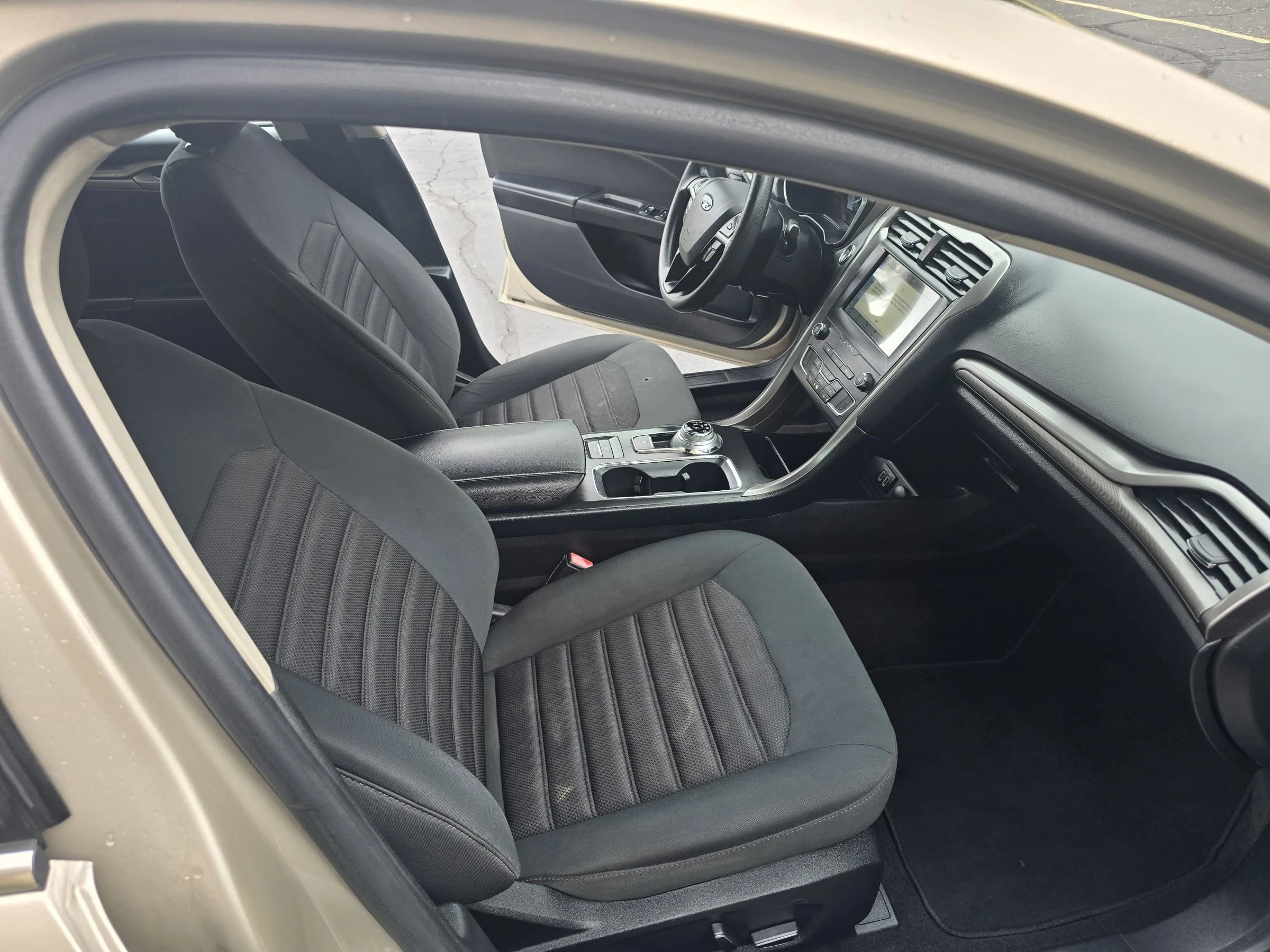 Used 2019 Ford Fusion SE FWD image 21