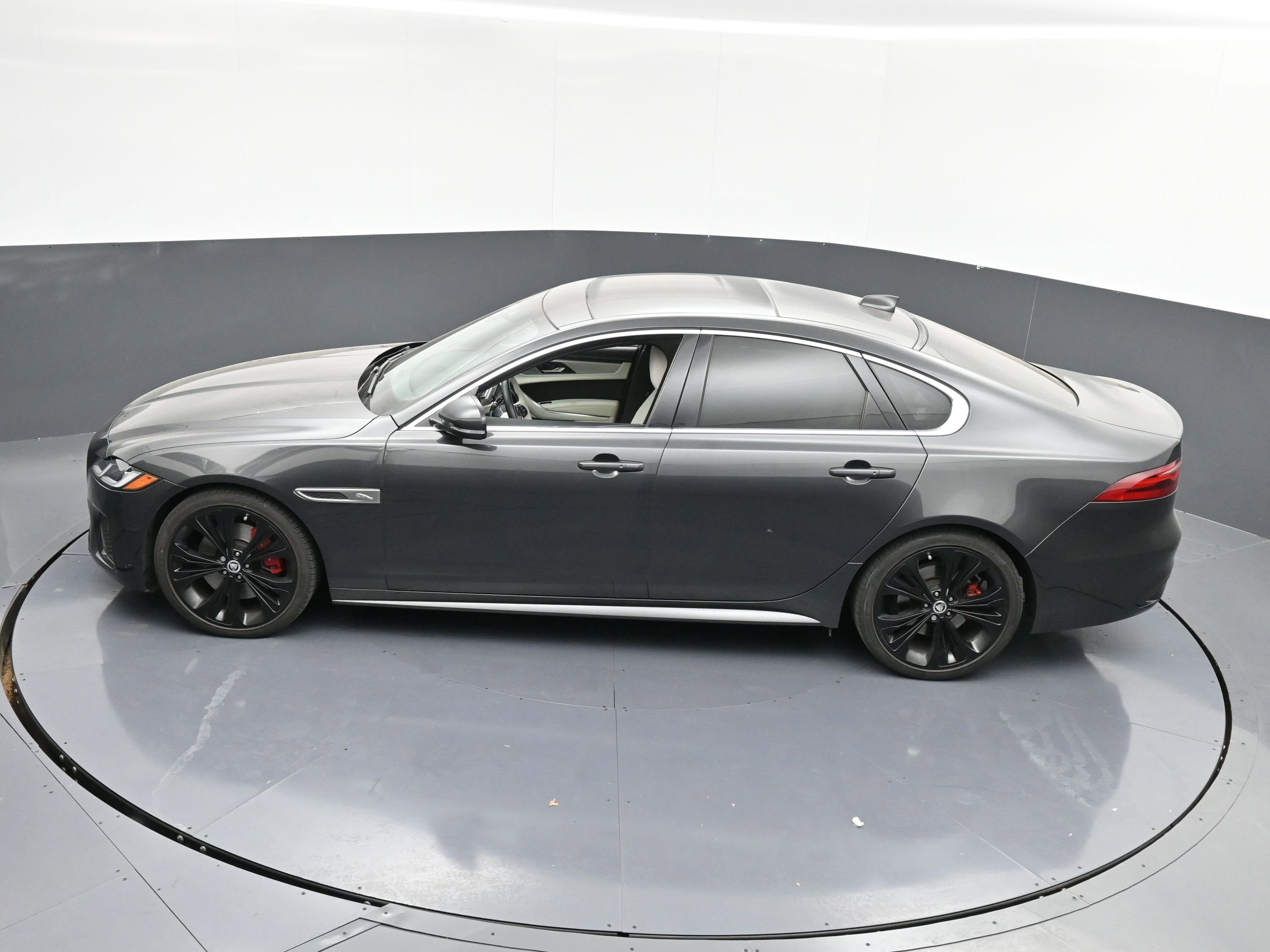Used 2024 Jaguar XF R-Dynamic SE image 31