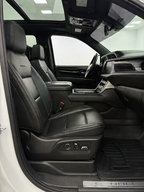 Used 2021 GMC Yukon XL Denali w/ Denali Premium Package image 12