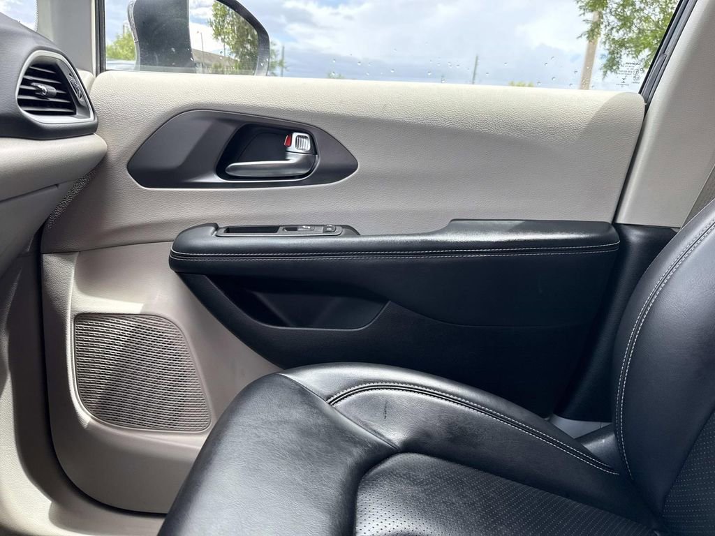 Used 2023 Chrysler Pacifica Touring-L FWD image 29