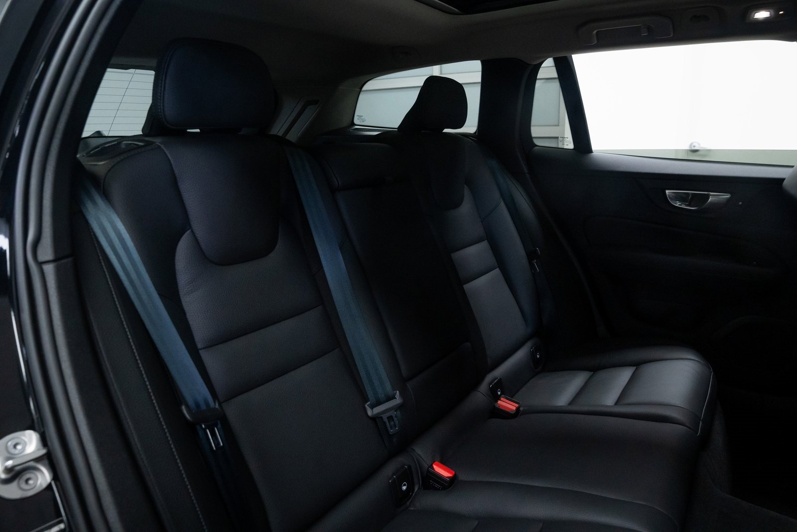 Used 2025 Volvo V60 B5 Cross Country Plus image 22