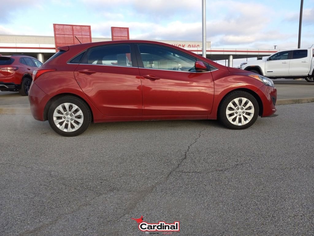 Used 2017 Hyundai Elantra GT image 3