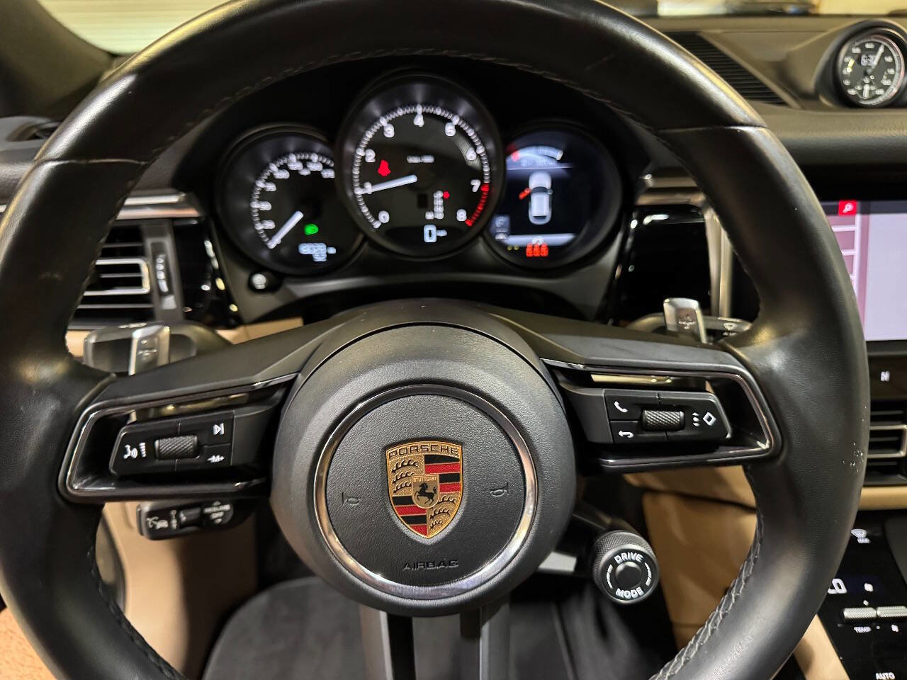 Used 2024 Porsche Macan w/ Premium Plus Package image 20