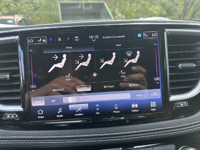 Used 2024 Chrysler Pacifica Limited FWD image 21