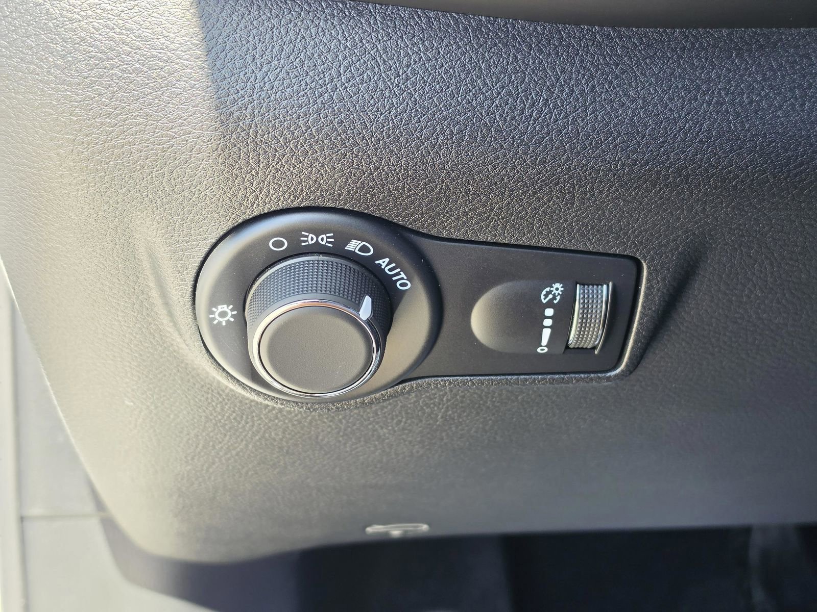 Used 2025 Jeep Compass Sport image 27