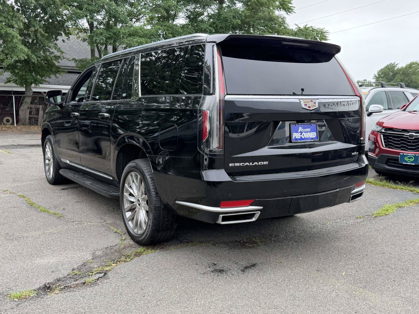 Used 2022 Cadillac Escalade ESV Premium Luxury AWD/4WD image 4