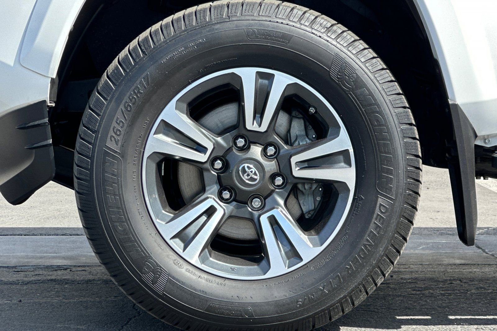 Used 2018 Toyota Tacoma TRD Sport w/ Technology Package image 24