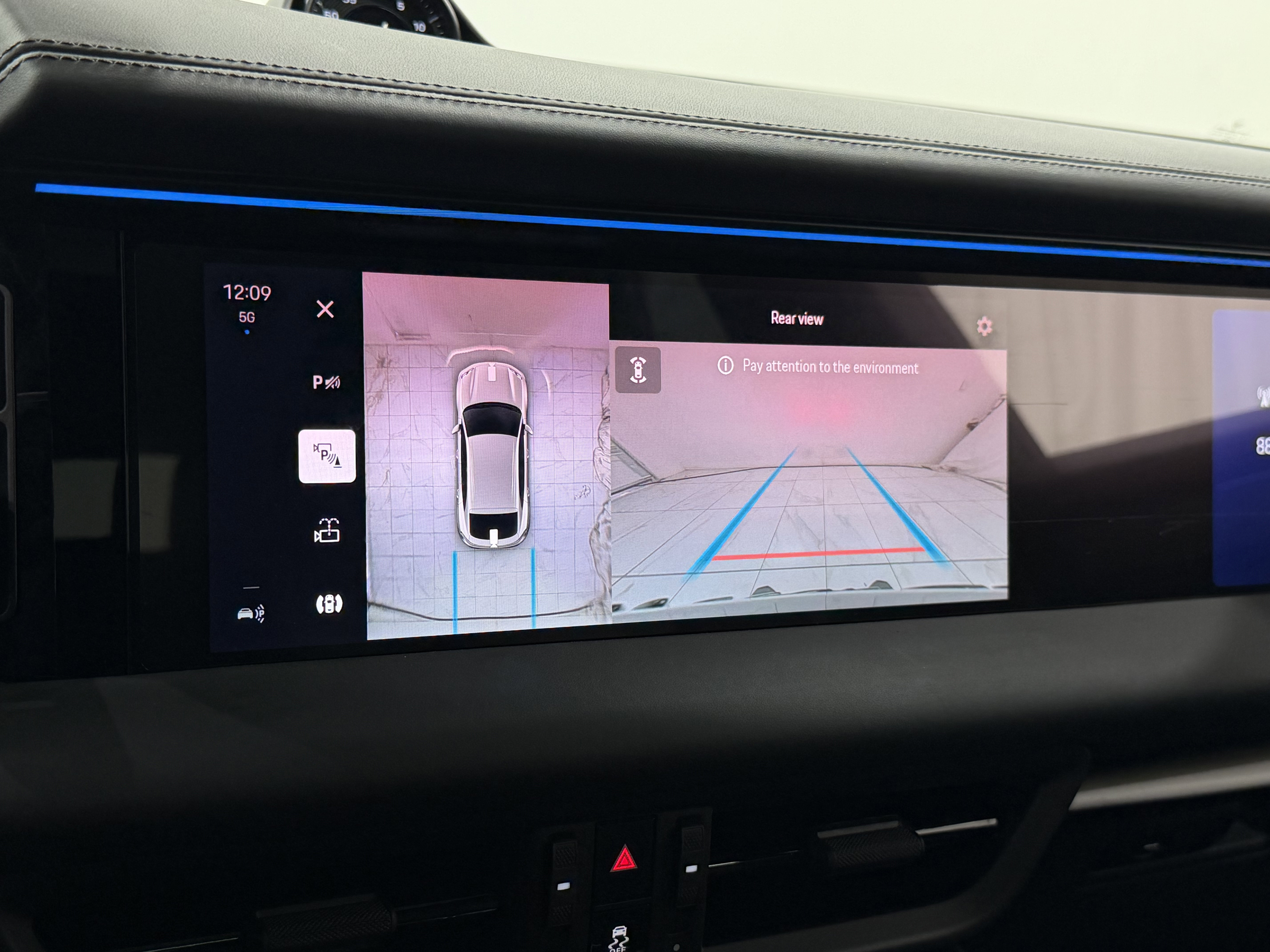 Certified 2025 Porsche Macan 4S Electric AWD/4WD image 49