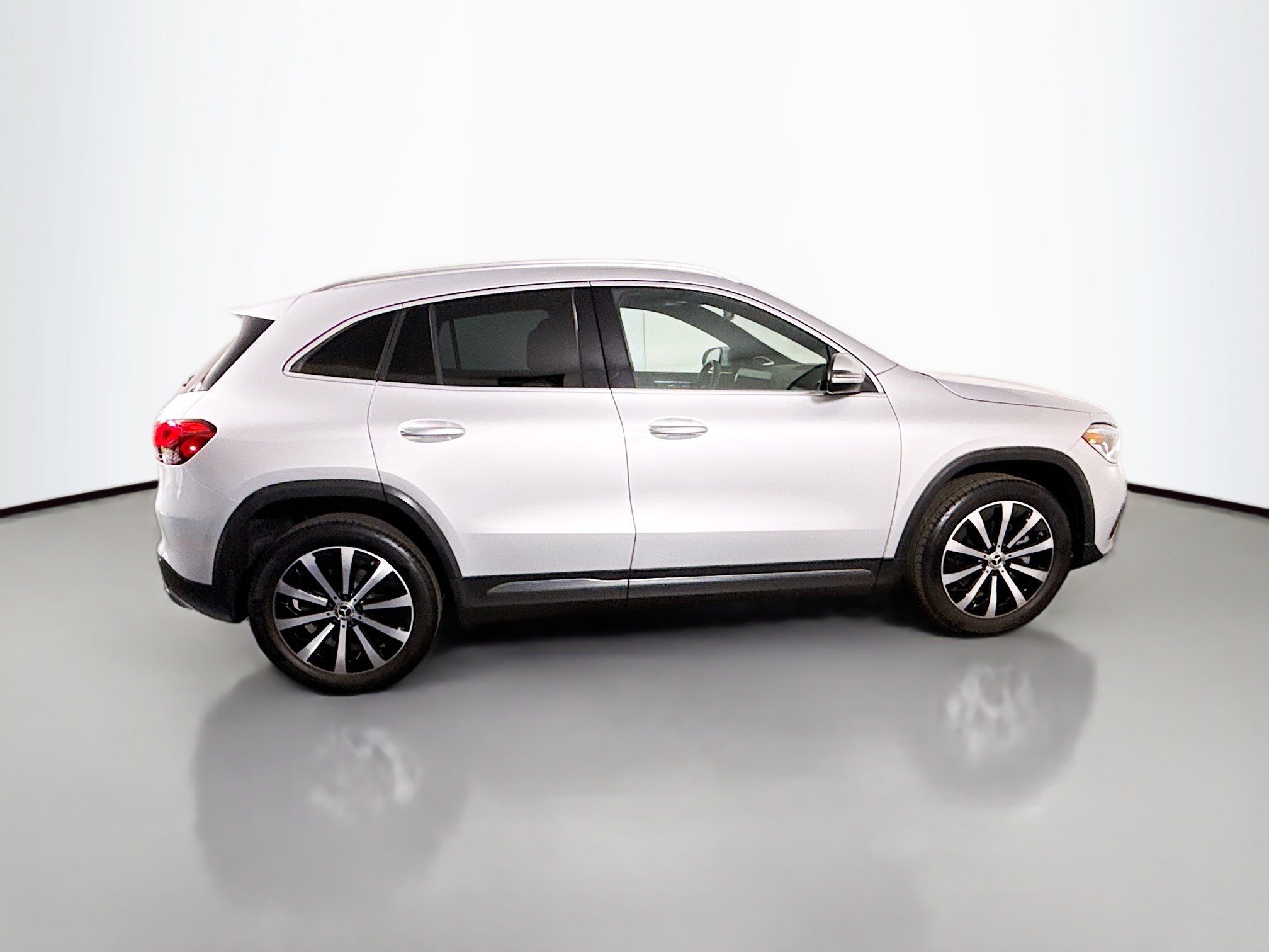 Used 2023 Mercedes-Benz GLA 250 4MATIC w/ Premium Package image 11