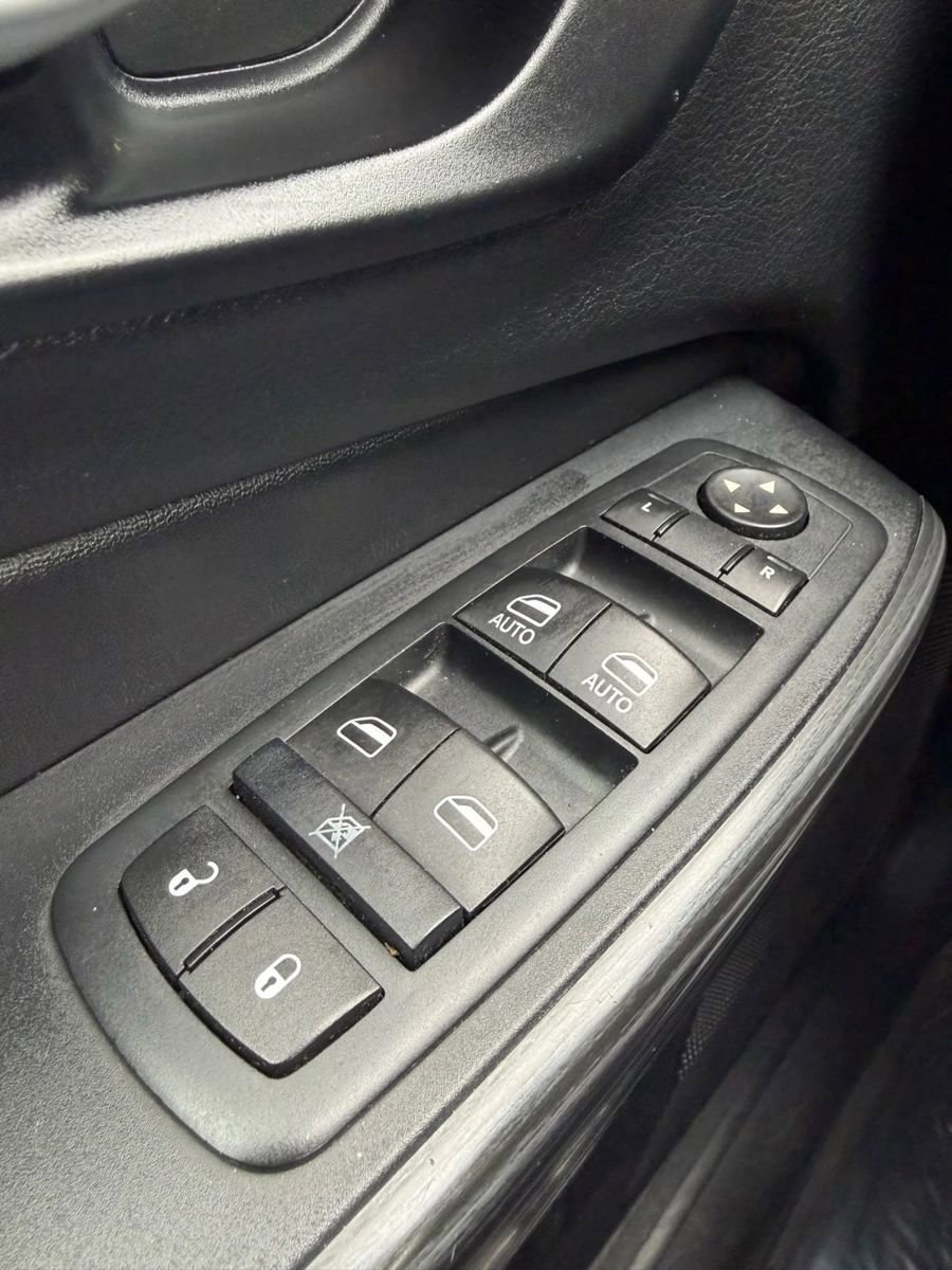 Used 2015 Jeep Cherokee Limited image 23
