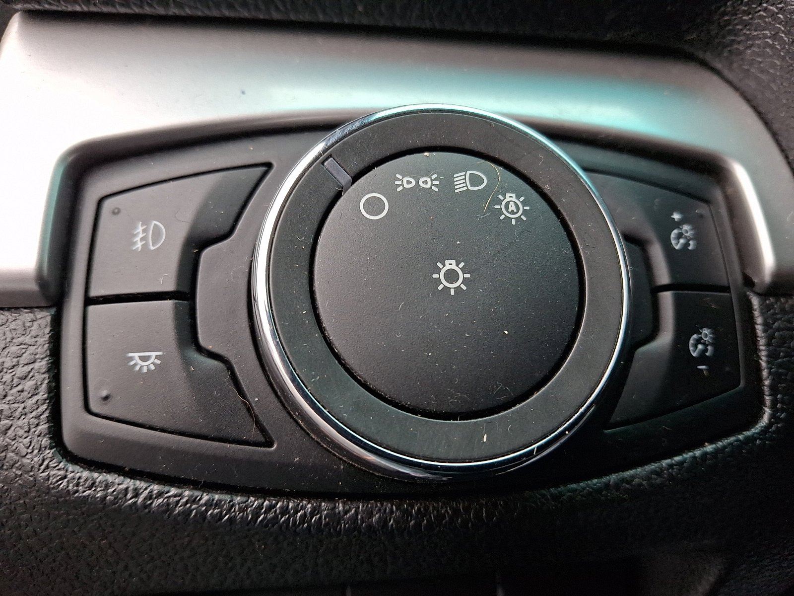 Used 2017 Ford Explorer XLT image 26
