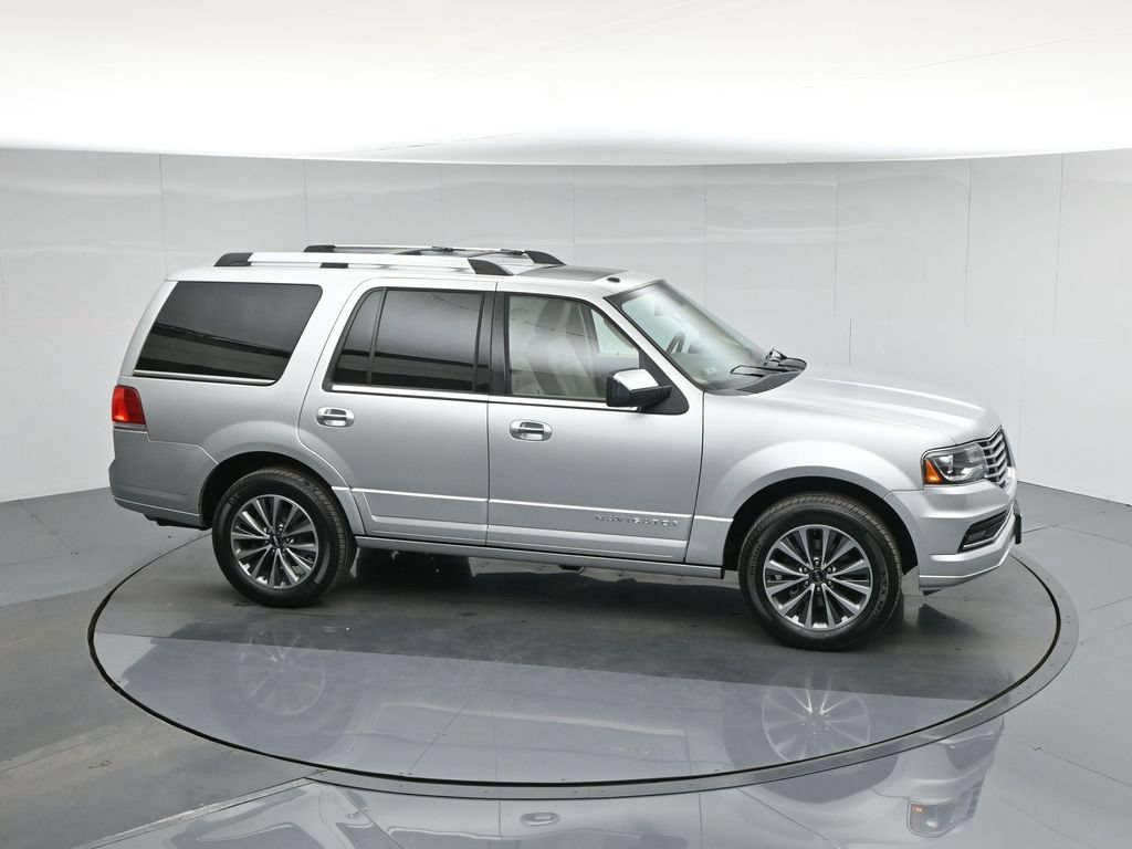 Used 2017 Lincoln Navigator Select RWD image 38