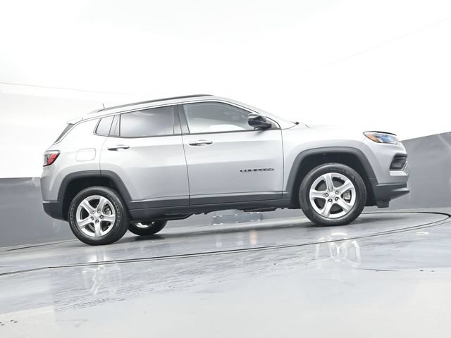 Used 2023 Jeep Compass Latitude w/ Sun and Sound Group AWD/4WD image 32