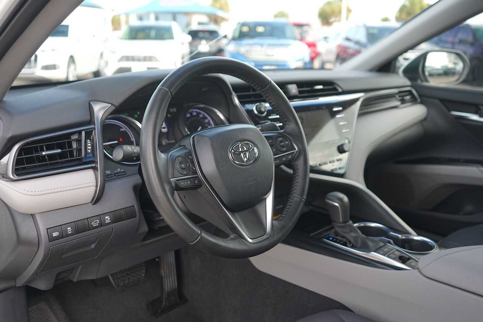 Used 2020 Toyota Camry XLE FWD image 2