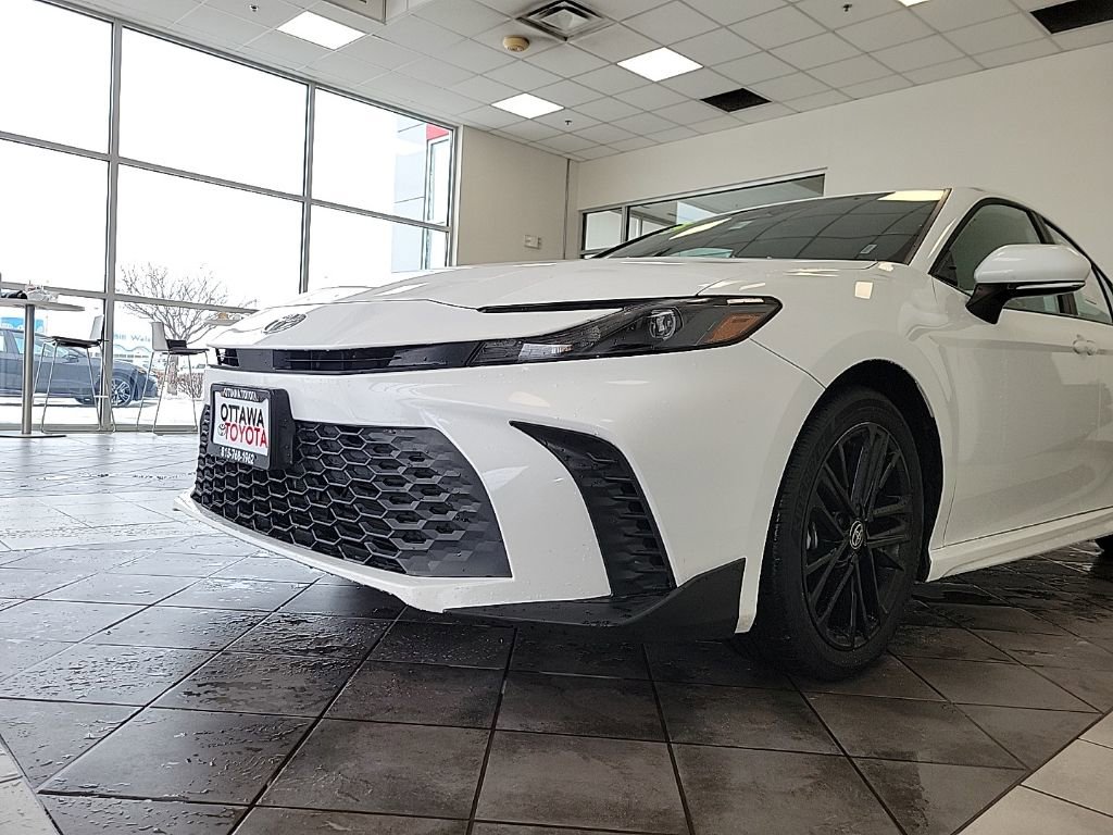 Used 2025 Toyota Camry SE image 14