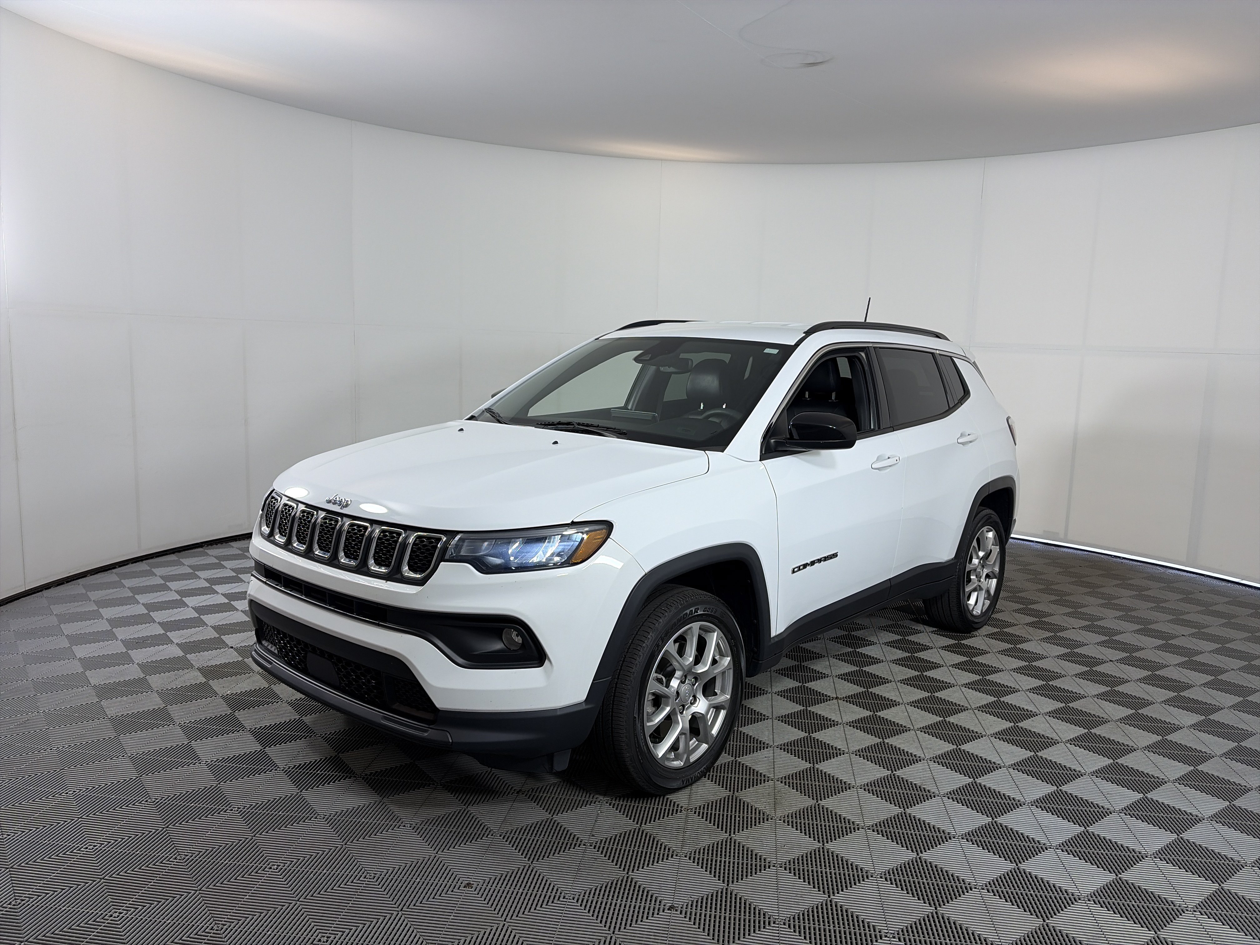 Used 2023 Jeep Compass Latitude AWD/4WD image 2