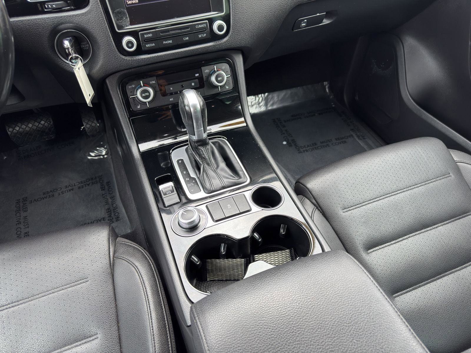 Used 2015 Volkswagen Touareg Sport image 36