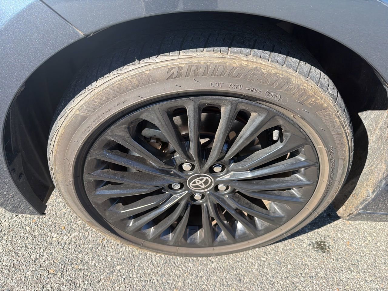 Used 2022 Toyota Avalon Limited image 11