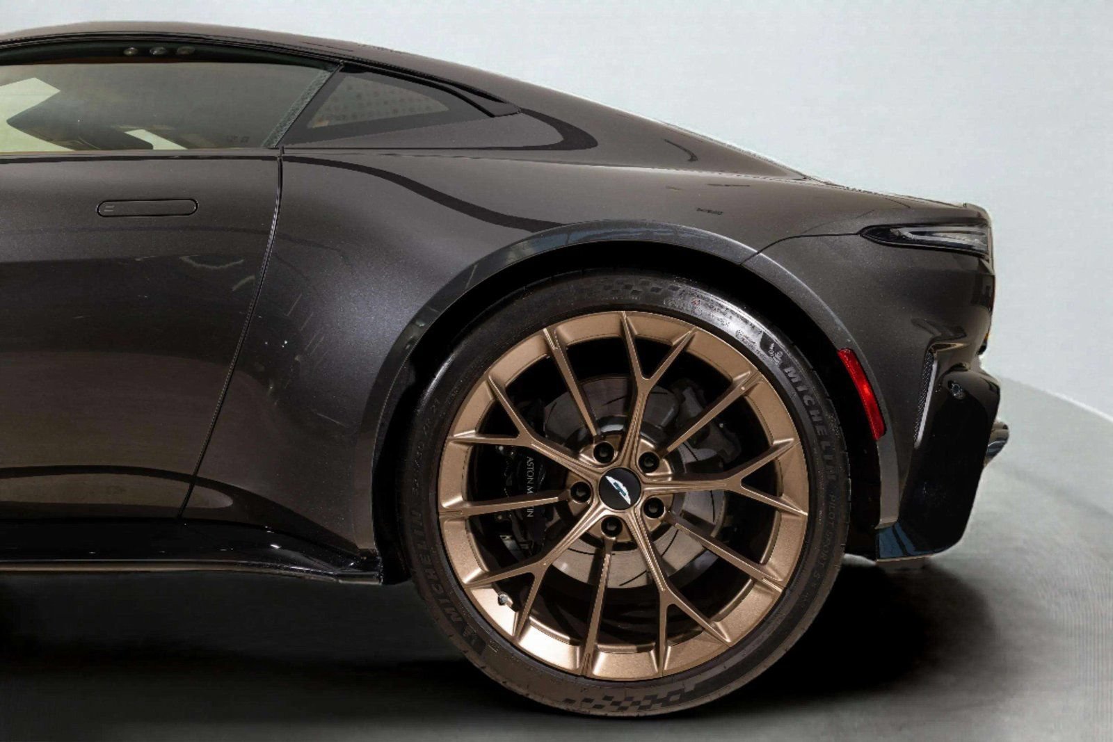 Used 2025 Aston Martin V8 Vantage Coupe RWD image 11