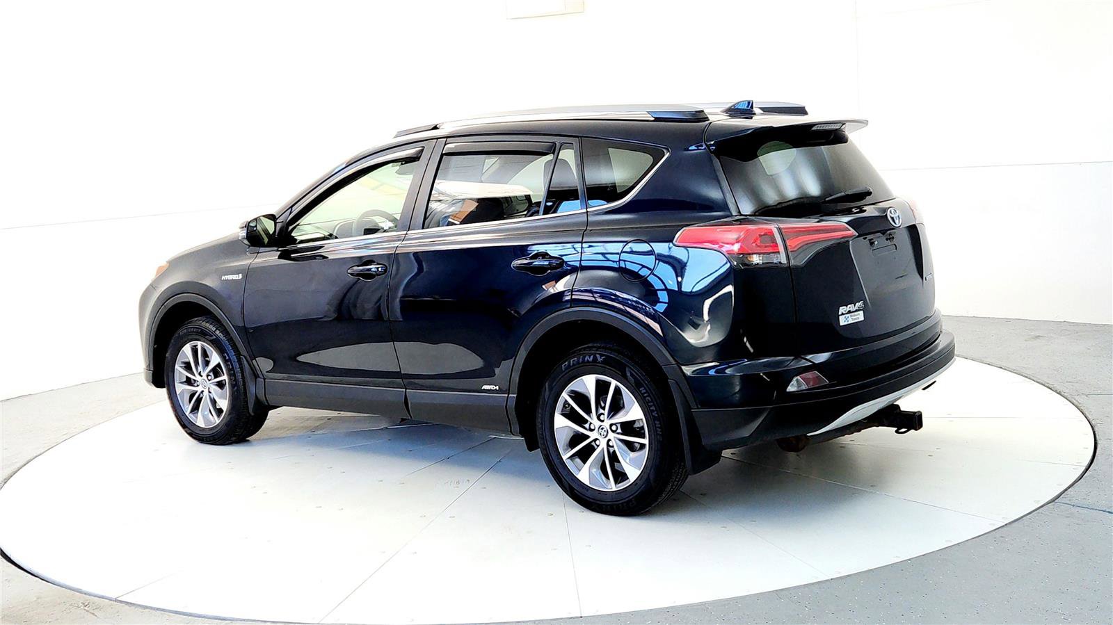 Used 2018 Toyota RAV4 LE image 4