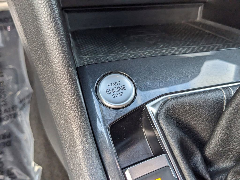 Certified 2022 Volkswagen Tiguan SE R-Line image 26