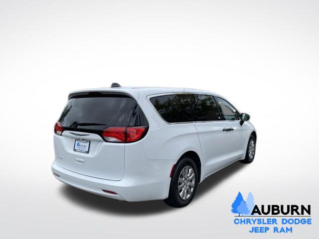 Used 2021 Chrysler Voyager L FWD image 7