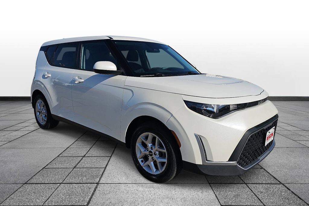 Used 2024 Kia Soul LX w/ Option Group 015 FWD image 3