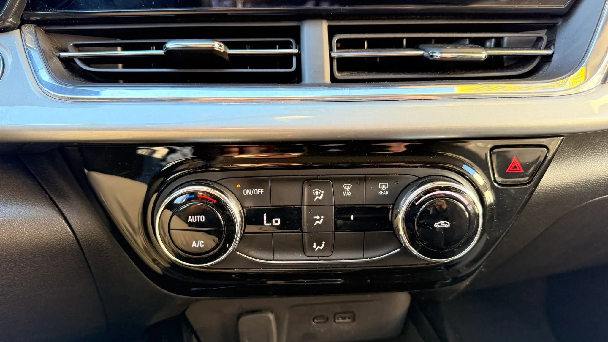 Used 2025 Chevrolet Trax LT FWD image 23