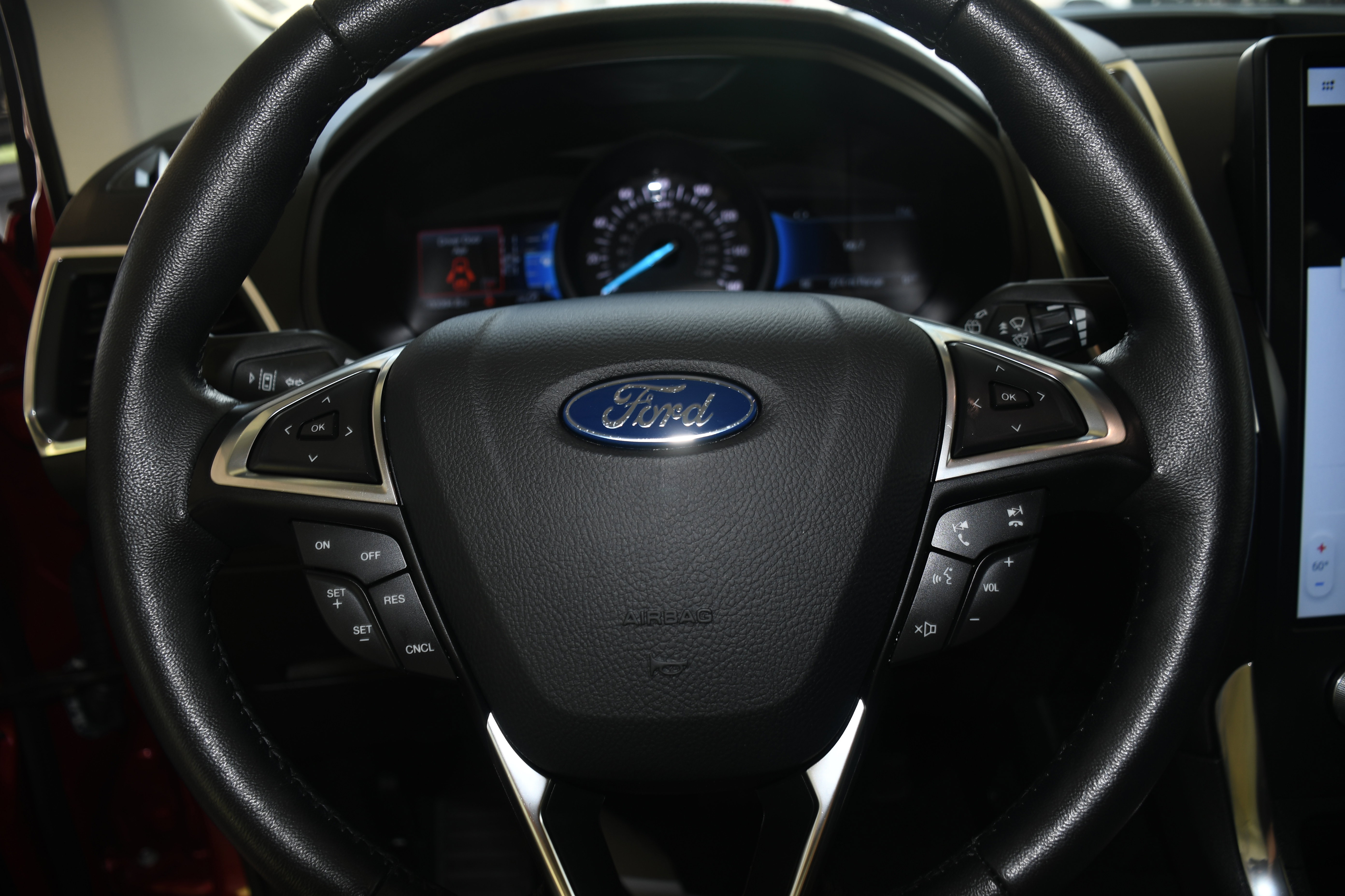 Used 2024 Ford Edge Titanium image 14