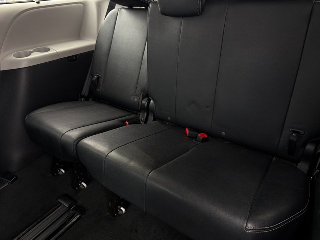 Used 2015 Toyota Sienna SE FWD image 17