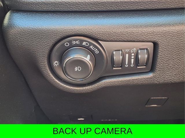 Used 2025 Chrysler Pacifica Limited FWD image 18