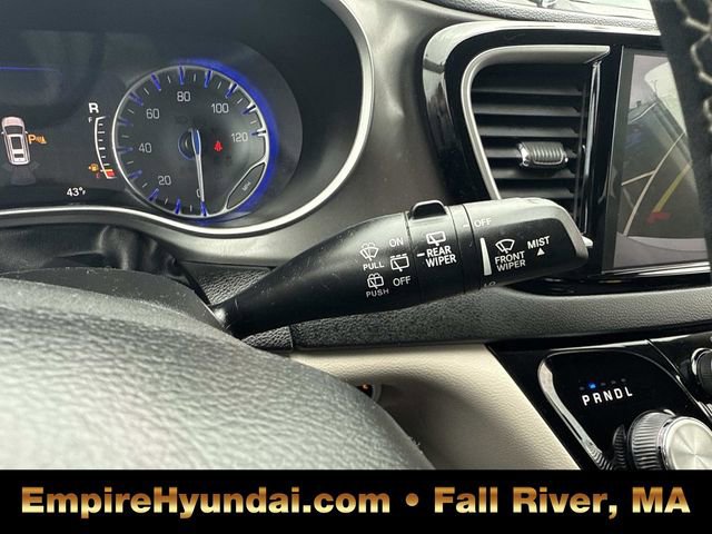 Used 2023 Chrysler Pacifica Touring-L image 31