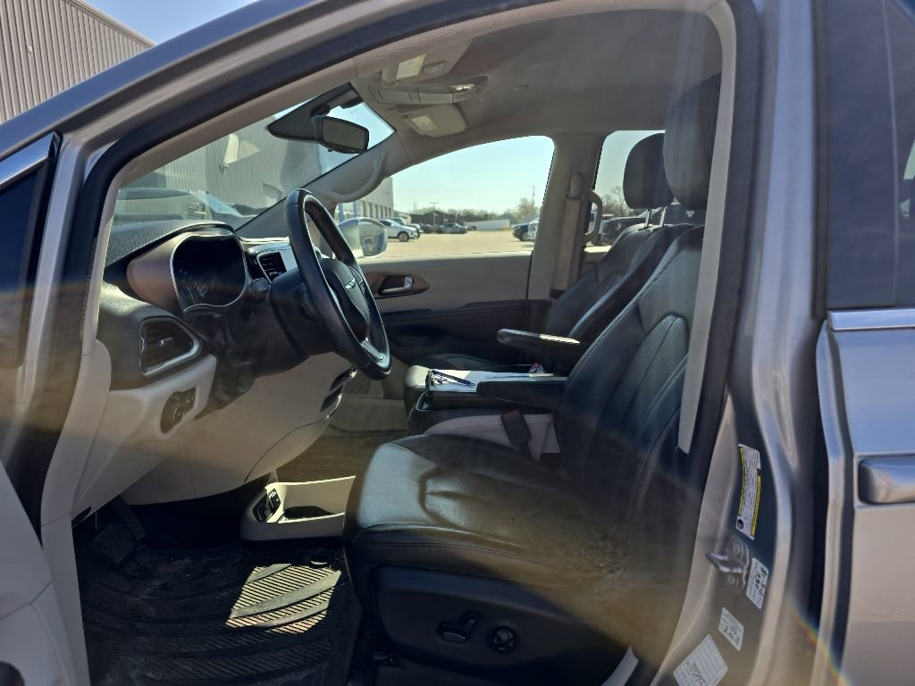 Used 2018 Chrysler Pacifica Touring-L FWD image 10