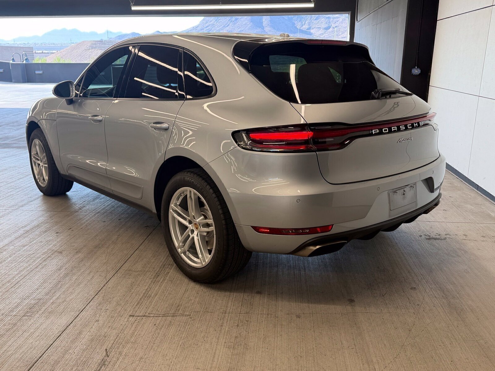 Certified 2019 Porsche Macan AWD/4WD image 3
