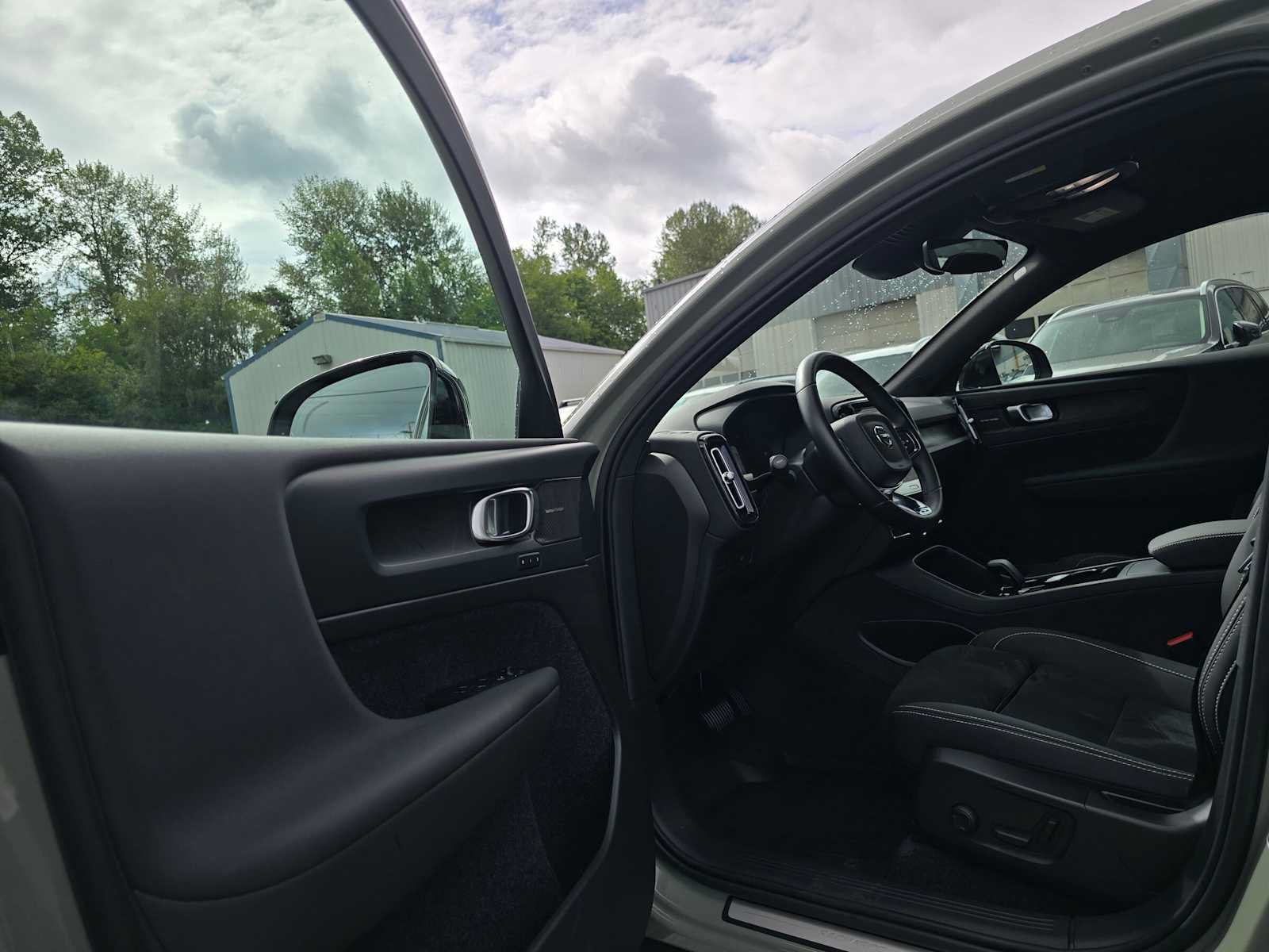 Certified 2023 Volvo C40 P8 Recharge Ultimate w/ Protection Package Premier AWD/4WD image 21