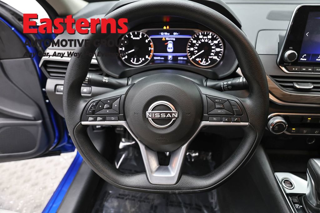 Used 2025 Nissan Altima 2.5 SV FWD image 10