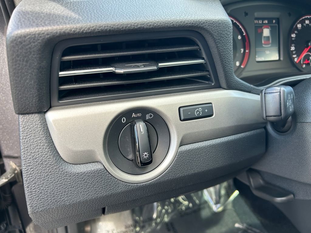 Used 2021 Volkswagen Passat 2.0T SE image 21