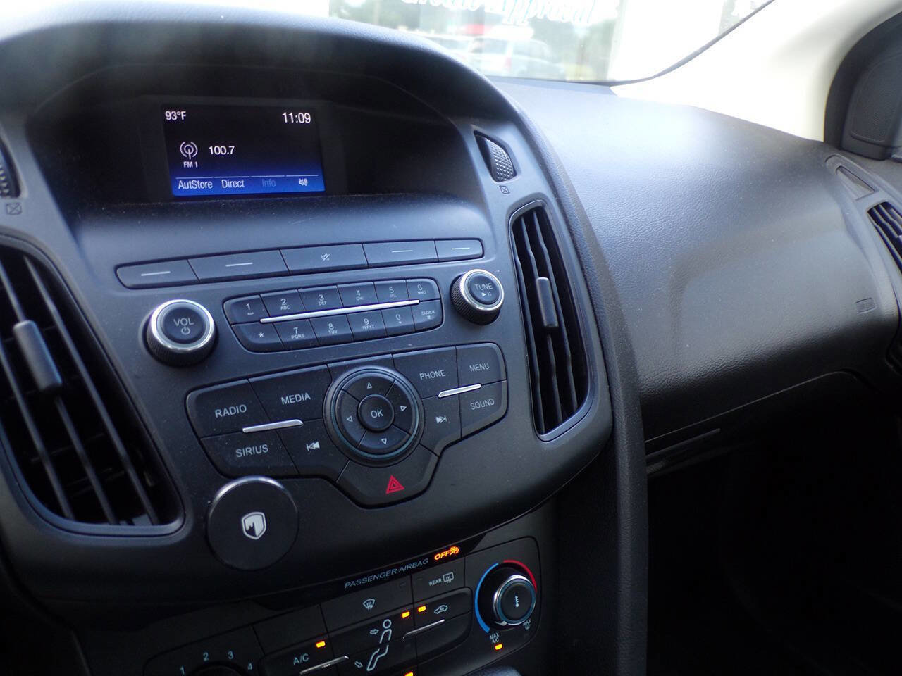Used 2018 Ford Focus SE image 9