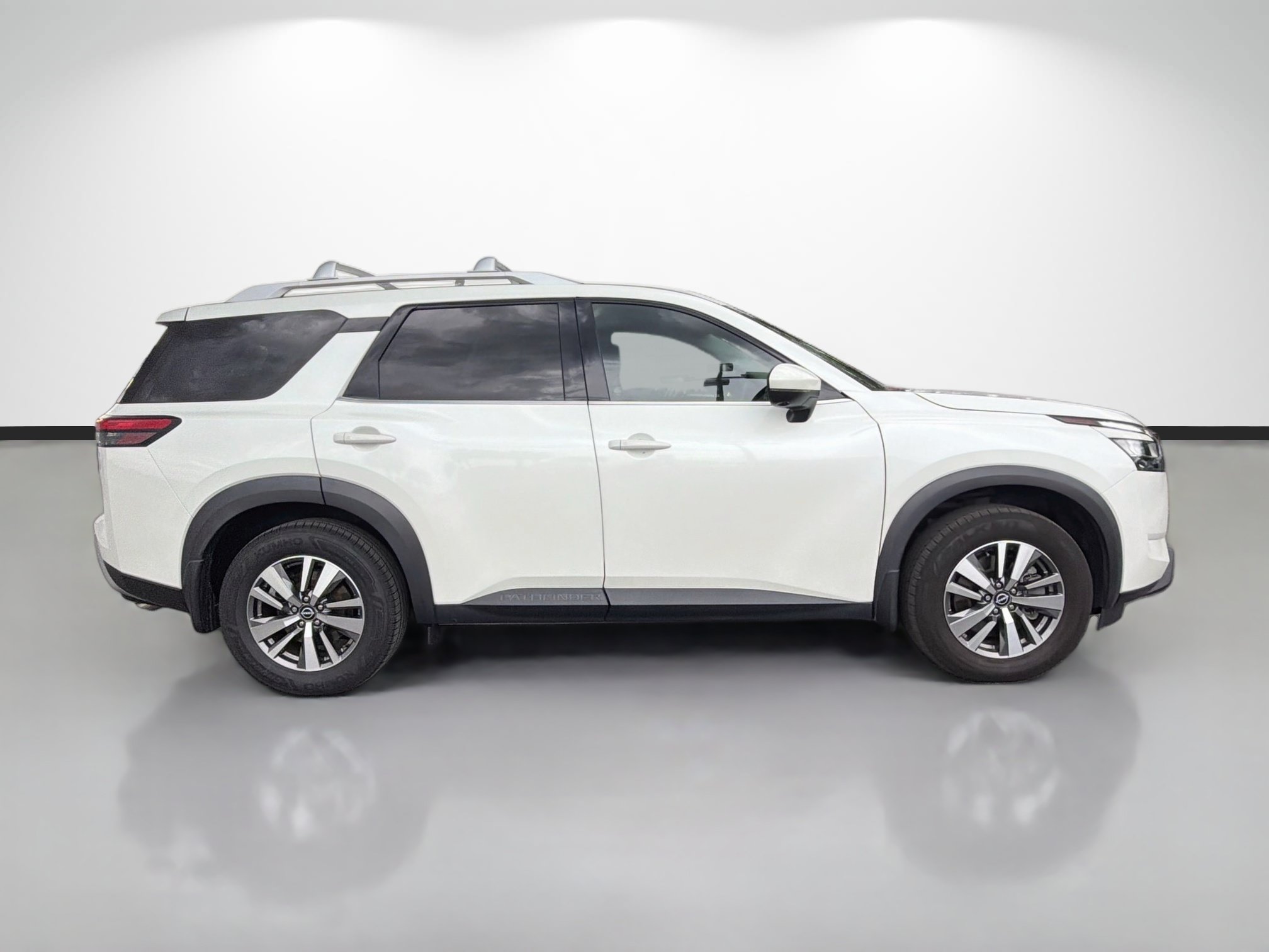 Used 2022 Nissan Pathfinder SL w/ SL Black Package FWD image 6