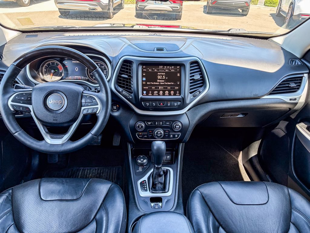 Used 2016 Jeep Cherokee Overland w/ Technology Group AWD/4WD image 16