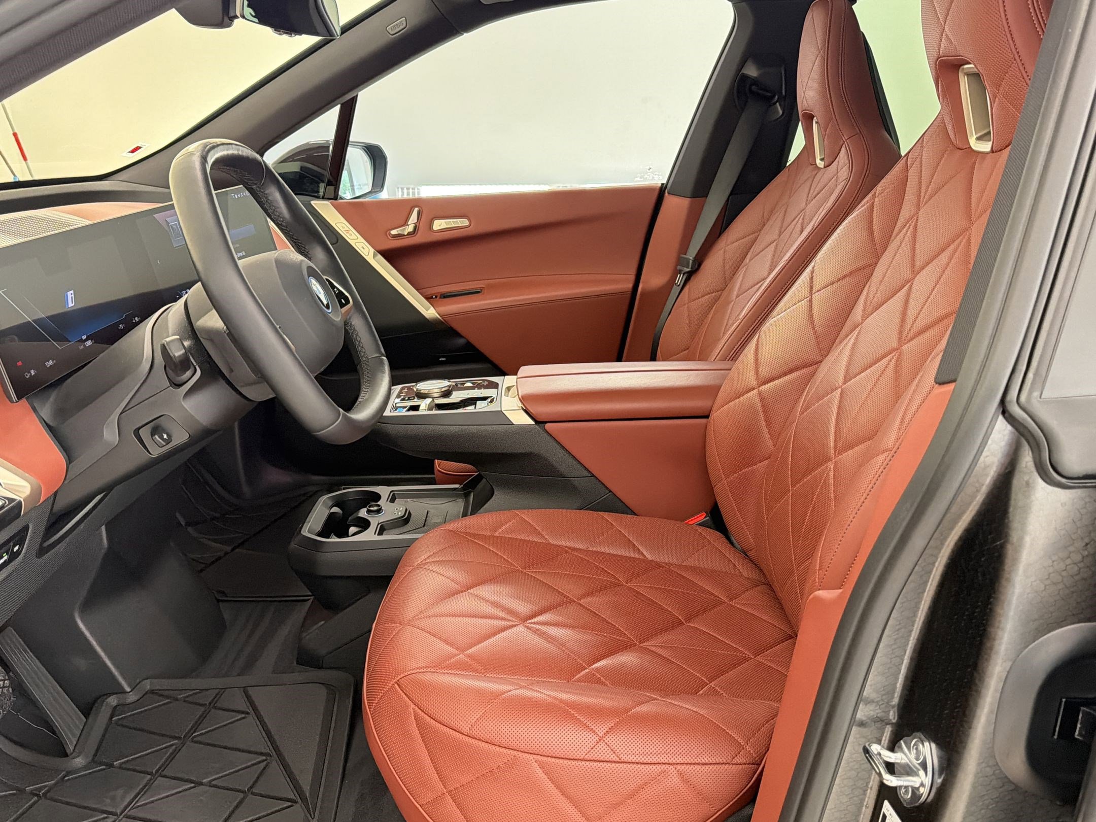 Used 2025 BMW iX xDrive50 w/ Premium Package image 5