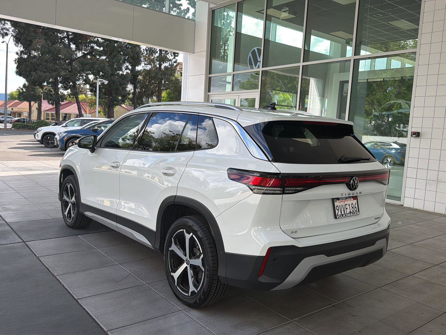 Certified 2025 Volkswagen Tiguan SE w/ Panoramic Sunroof Package image 3